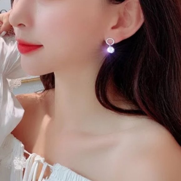 *18K White Gold Solitaire Diamond Circle Earrigs - Picture 2 of 11